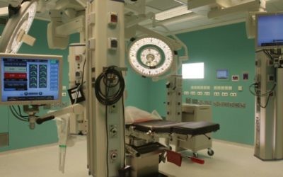 Une chambre d'opération au centre médical Assuta près de Tel Aviv (Crédit : Roni Schutzer/Flash90)