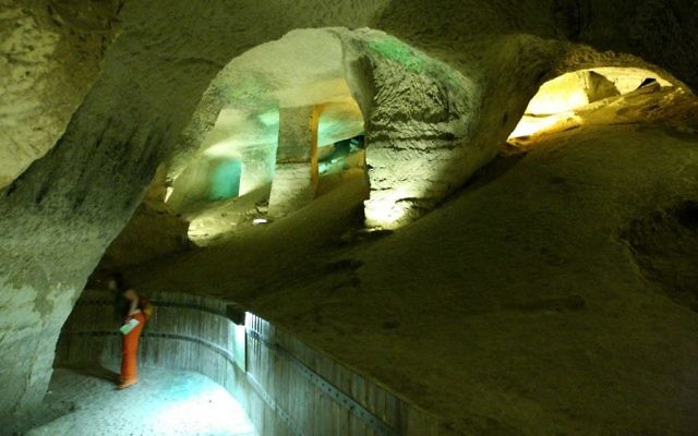 Une grotte à Beit Guvrin (Crédit : Moshe Shai/Flash 90)
