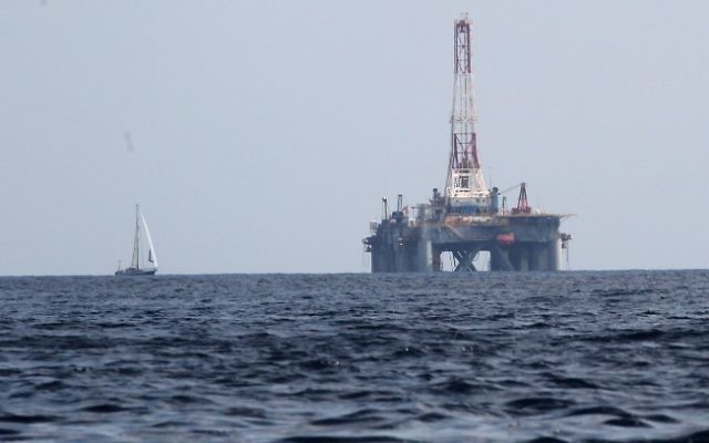 Un forage pétrolier dans la mer Méditerranée (Crédit : Nati Shohat/Flash90)