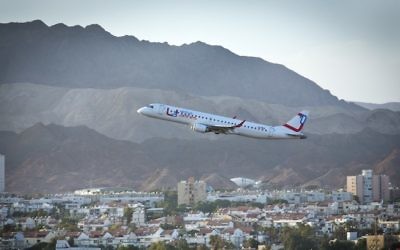 Illustration d'un avion décollant de l'aéroport d'Eilat (Crédit photo : Moshe Shai/Flash90)