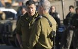 Le coordinateur du gouvernement dans les Territoires, le général Yoav Mordechai (à gauche) (Crédit : Yonatan Sindel/Flash90)