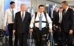 Radi Kaiuf en train d'essayer le Rewalk, entre Benjamin Netanyahu et Barack Obama (Crédit : Kobi Gideon/GPO /FLASH90)