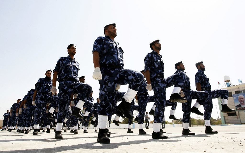 Des policiers palestiniens à Khan Younis (Crédit : Abed Rahim Khatib/Flash90) Des policiers palestiniens à Khan Younis (Crédit : Abed Rahim Khatib/Flash90)