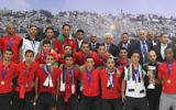 L'équipe de football palestinienne avec Mahmoud Abbas en mai 2014 (Crédit :  Issam Rimawi/ Flash90)