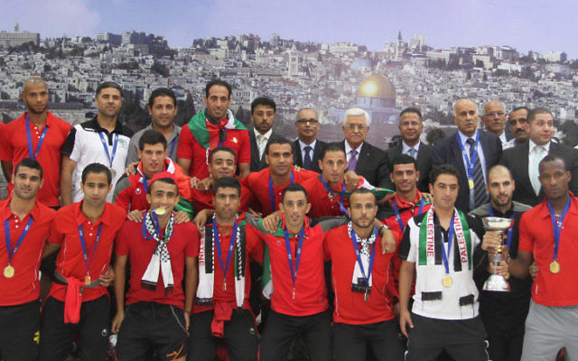 L'équipe de football palestinienne avec Mahmoud Abbas en mai 2014 (Crédit :  Issam Rimawi/ Flash90)