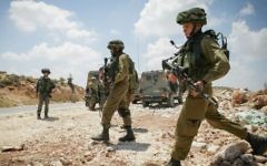 Des soldats israéliens en Cisjordanie, en juin 2014 (Crédit : Flash 90)