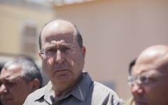 Le ministre de la Défense Moshe Yaalon au cours d'une conférence de presse près de Hebron (Crédit : Yonatan Sindel/Flash90)