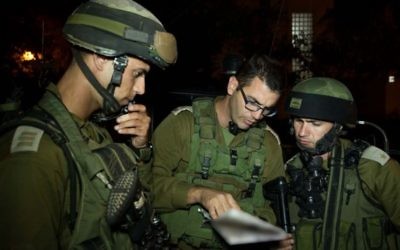 Des soldats de la brigade Kfir pendant les recherches en cours, près de Hebron (Crédit : Porte-parole de l'armée israélienne/FLASH90)