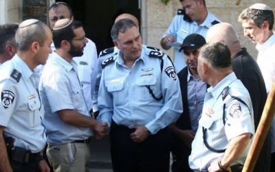 Le commandant de la police Yohanan Danino au domicile de Gil-ad Shaer, à Talmon, le 17 juin 2014 (Crédit photo:  Roni Schutzer/Flash90)