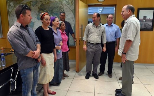 Le ministre de la Défense Moshe Yaalon rencontre les familles des trois adolescents kidnappés au QG de l'armée israélienne à Tel Aviv (Crédit : Ariel Hermoni/Defense Ministry/Flash90) Le ministre de la Défense Moshe Yaalon rencontre les familles des trois adolescents kidnappés au QG de l'armée israélienne à Tel Aviv (Crédit : Ariel Hermoni/Defense Ministry/Flash90)