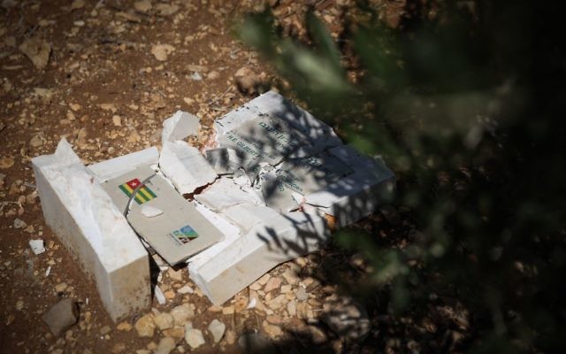 Une tombe brisée et vandalisée au Bosquet des nations (Crédit : Hadas Parushi/Flash 90)