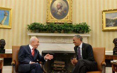 Shimon Peres et Barack Obama à Washington (Crédit : Mandel Ngan/AFP)
