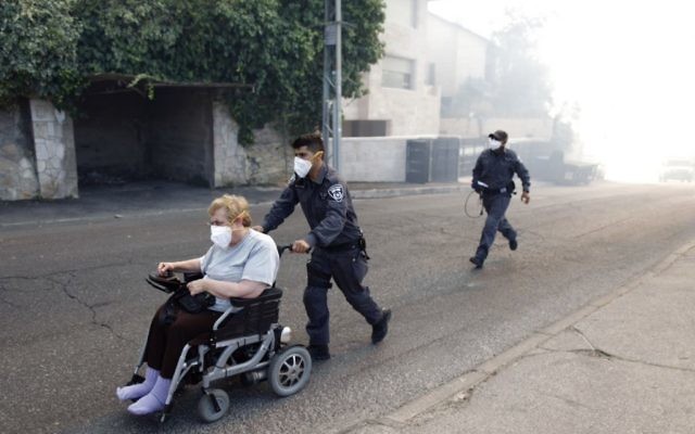 Des pompiers évacuant des résidents après l'incendie qui s'est déclaré à Ein Kerem (Crédit : Yonatan Sindel/FLASH90)