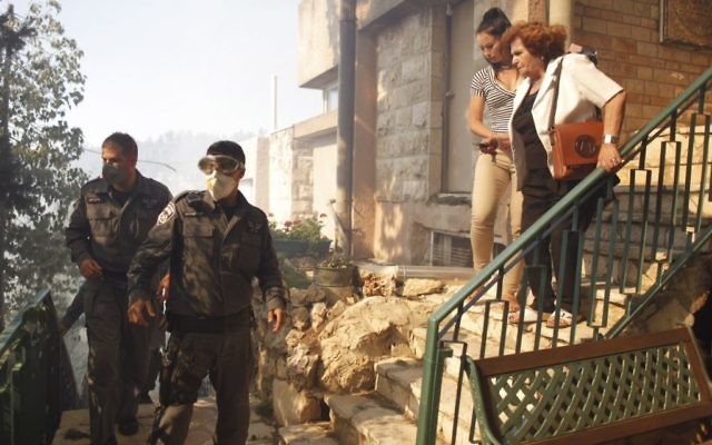 Des personnes évacuées de leur immeuble en raison de l'incendie à Ein Kerem (Crédit : Yonatan Sindel/FLASH90)