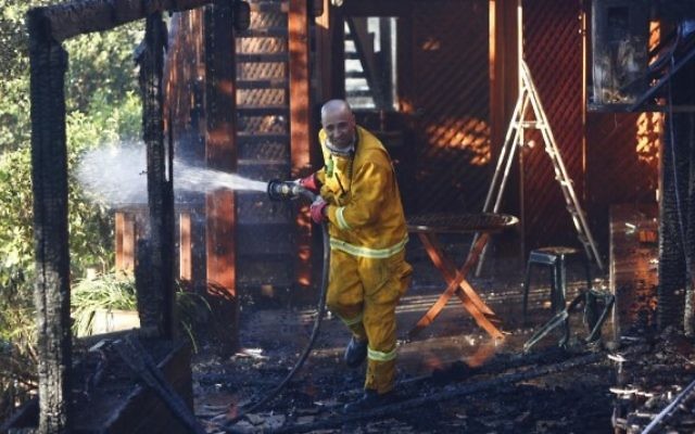 Des pompiers intervenant dans l'incendie à Ein Kerem (Crédit : Yonatan Sindel/FLASH90)