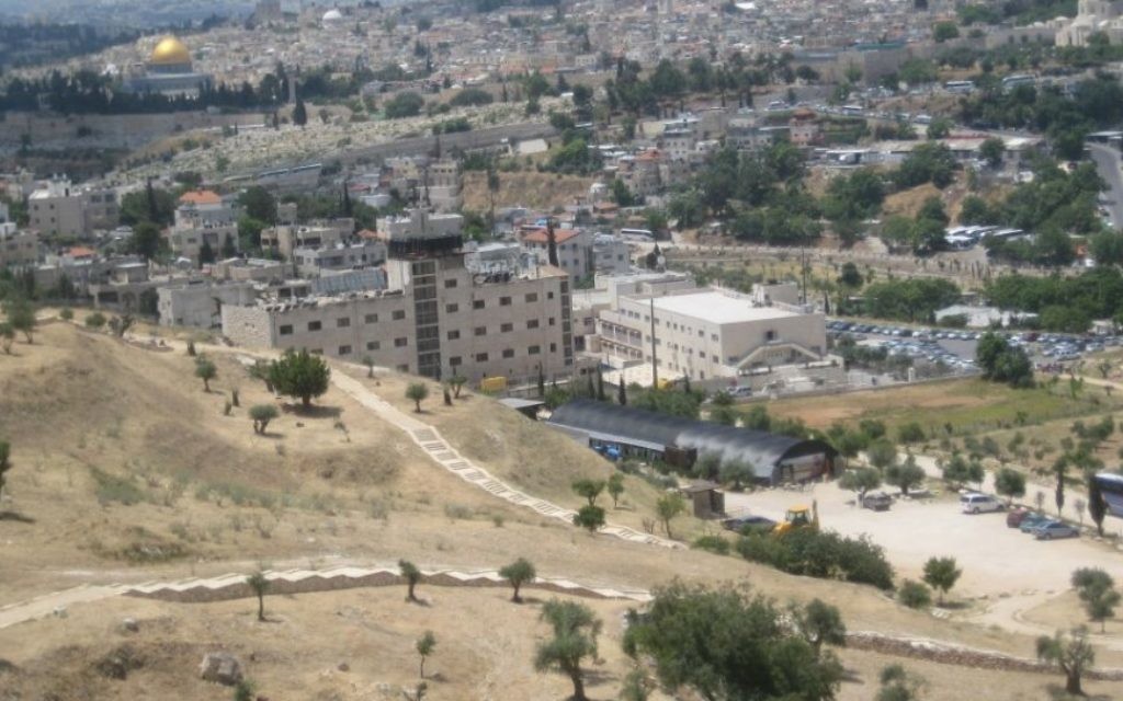 Le parc national Emek Tzurim et le site du projet du mont du Temple avec le Dôme du Rocher en arrière-plan (Crédit : Ilan Ben Zion/Times of Israel) Le parc national Emek Tzurim et le site du projet du mont du Temple avec le Dôme du Rocher en arrière-plan (Crédit : Ilan Ben Zion/Times of Israel)