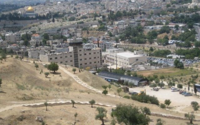 Le parc national Emek Tzurim et le site du projet du mont du Temple avec le  Dôme du Rocher en arrière-plan (Crédit : Ilan Ben Zion/Times of Israel)