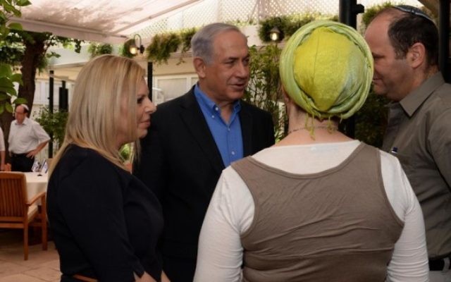 Les parents de Gil-ad Shaar et les Netanyahu (Crédit : Kobi Gideon/GPO)