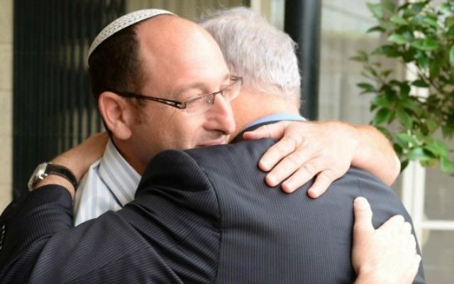 Benjamin Netanyahu et Ofir Shaar, le père de Gil-ad Shaar, l'un des trois adolescents enlevés (Crédit : Kobi Gideon/GPO)