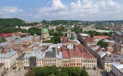 Vue sur Lviv en Ukraine (Crédit : Wikimedia Commons/Lestat/Jan Mehlich/CC BY-SA 2.5)