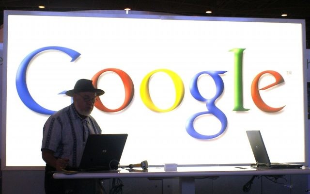Un employé de Google en train de faire une présentation (Crédit : Serge Attal/Flash90)