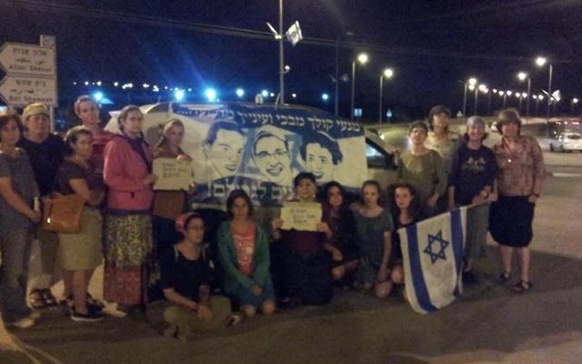 Des femmes du Gush Etzion prient pour le retour des disparus (Crédit : Yishai Hughes)