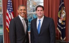 L'ambassadeur d'Israël aux États-Unis, Ron Dermer, (à droite), présente ses lettres de créance au président Barack Obama à la Maison Blanche, le 4 décembre 2013. (Twitter/Amb. Ron Dermer)