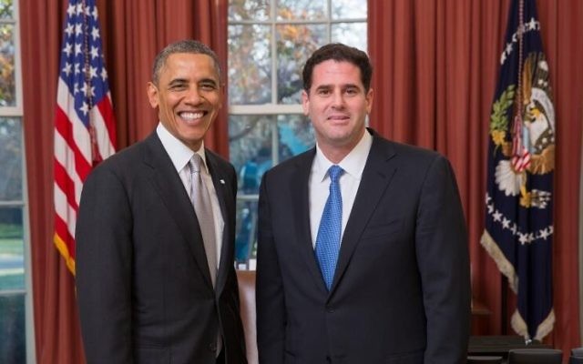 L'ambassadeur d'Israël aux États-Unis, Ron Dermer, (à droite), présente ses lettres de créance au président Barack Obama à la Maison Blanche, le 4 décembre 2013. (Twitter/Amb. Ron Dermer)