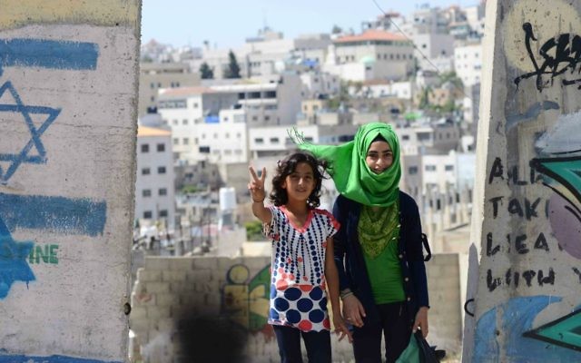 Des petites filles palestiniennes en Cisjordanie (Crédit : Mendy Hechtman/FLASH90)