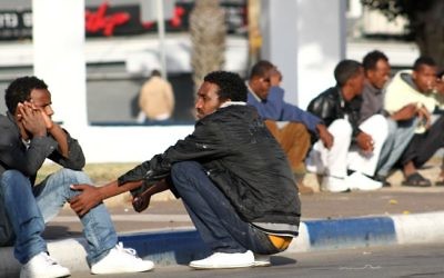 Des migrants africains dans le sud de Tel Aviv. Illustration. (Crédit : Nicky Kelvin/Flash90)