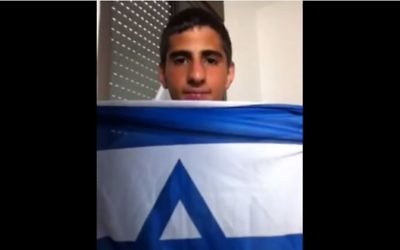Mohamed Zoabi posant avec un drapeau d'Israël (Capture d'écran Youtube)