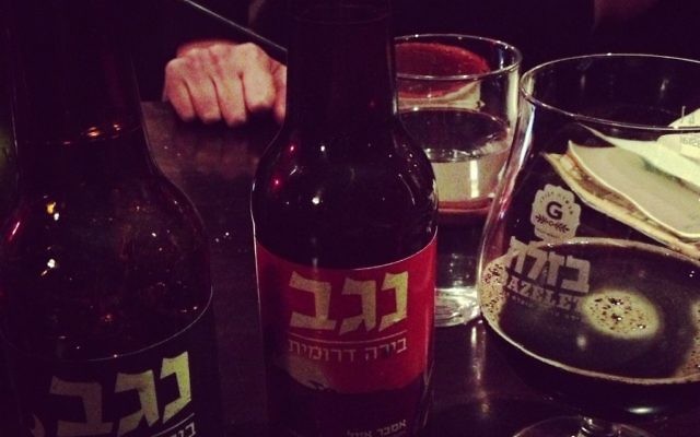Bière du Neguev (Crédit : Jessica Steinberg/Times of Israel staff)