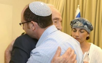 Le président Shimon Peres rencontre les familles des trois adolescents kidnappés (Crédit : Mark Neyman/GPO/Flash90)