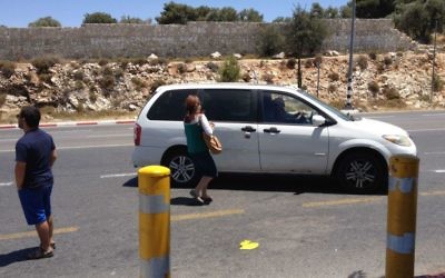 Des auto-stoppeurs au bord de la Route 60 (Crédit : Jessica Steinberg/Times of Israel)