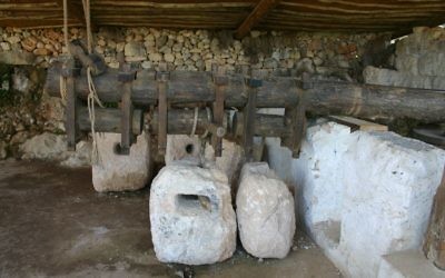 Un pressoir à olive à Yad Hashmona (Crédit : Shmuel Bar-Am)
