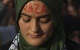 Une manifestante en soutien à Gaza - à Madrid, le 17 juillet (Crédit : AFP/Pedro Armestre)