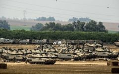 Des tanks de l'armée israélienne rassemblés (Crédit : Jack Guez/AFP)