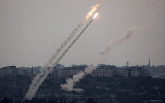 Tir de roquettes depuis la bande de Gaza (Crédit : Menahem Kahana/AFP)