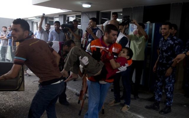 Un garçon palestinien blessé emmené à l'hôpital de Shifa (Crédit : Mahmud Hams/AFP)