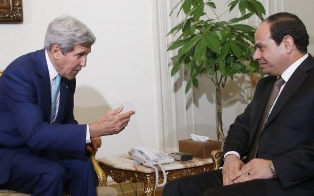 John Kerry (à gauche) et Abdel Fattah al-Sissi au Caire (Crédit : AFP)