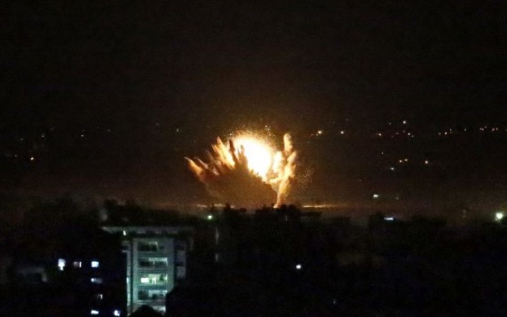Explosion à Gaza dans la nuit de l'opération terrestre (Crédit : AFP/THOMAS COEX)