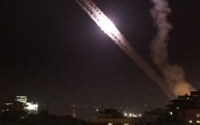 Tirs de roquettes depuis Gaza vers Israël, le 17 juillet 2014. Illustration. (Crédit : Thomas Coex/AFP)