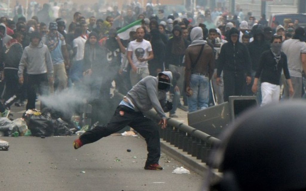 Un émeutier jetant des pierres sur la police lors d'une manifestation anti-Israël pendant l'opération Bordure protectrice, à Sarcelles, près de la synagogue de la ville, le 20 juillet 2014. (Crédit : AFP/Pierre Andrieu) Un émeutier jetant des pierres sur la police lors d'une manifestation anti-Israël pendant l'opération Bordure protectrice, à Sarcelles, près de la synagogue de la ville, le 20 juillet 2014. (Crédit : AFP/Pierre Andrieu)