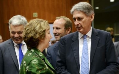 Philip Hammond (d) et Catherine Ashton (Crédit : AFP)