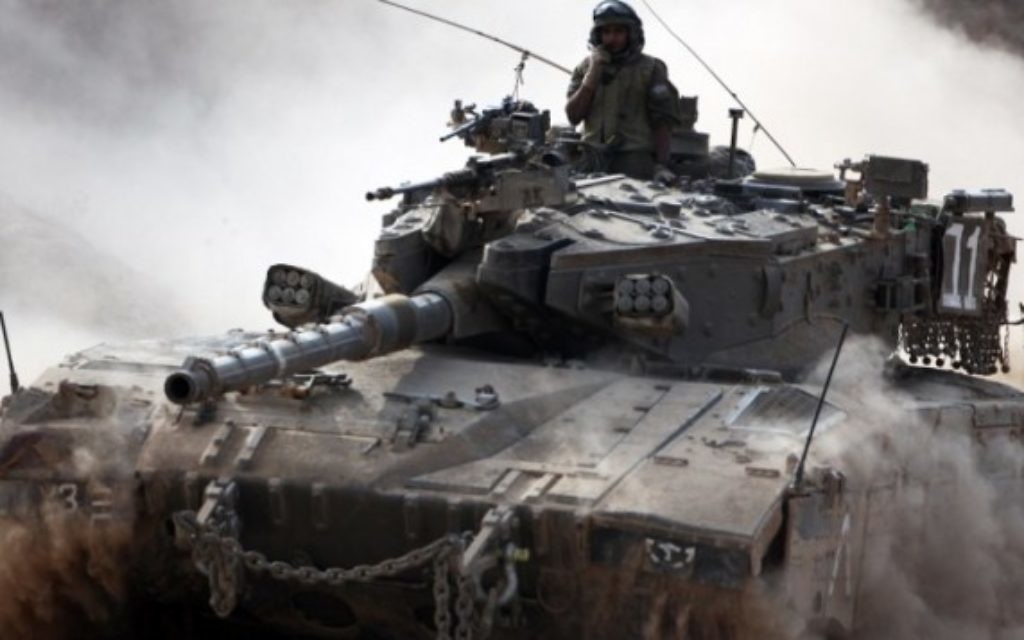 Un tank Merkava dans la bande de Gaza - 28 juillet 2014 (Crédit : AFP/David Buimovitch)