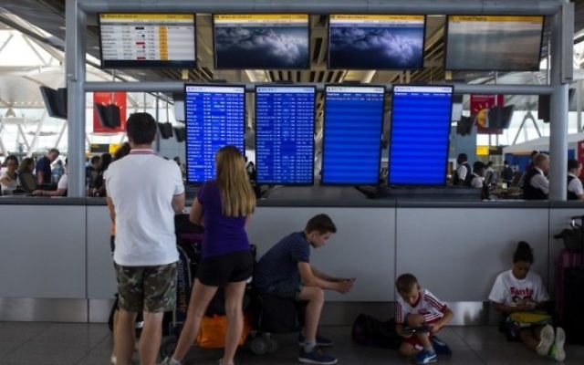 Des passagers en attente d'un vol (Crédit : AFP)