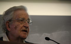 Noam Chomsky (Crédit : Kelly Maeshiro/Wikimedia commons/CC BY SA 3.0)