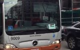 Photo d'un bus belge où le chauffeur affiche sur le devant un drapeau palestinien (Crédit : autorisation Joel Rubinfeld)