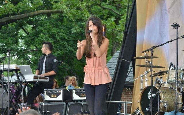 Selena Gomez (Crédit : CC BY CA dephisticate, Wikipedia)