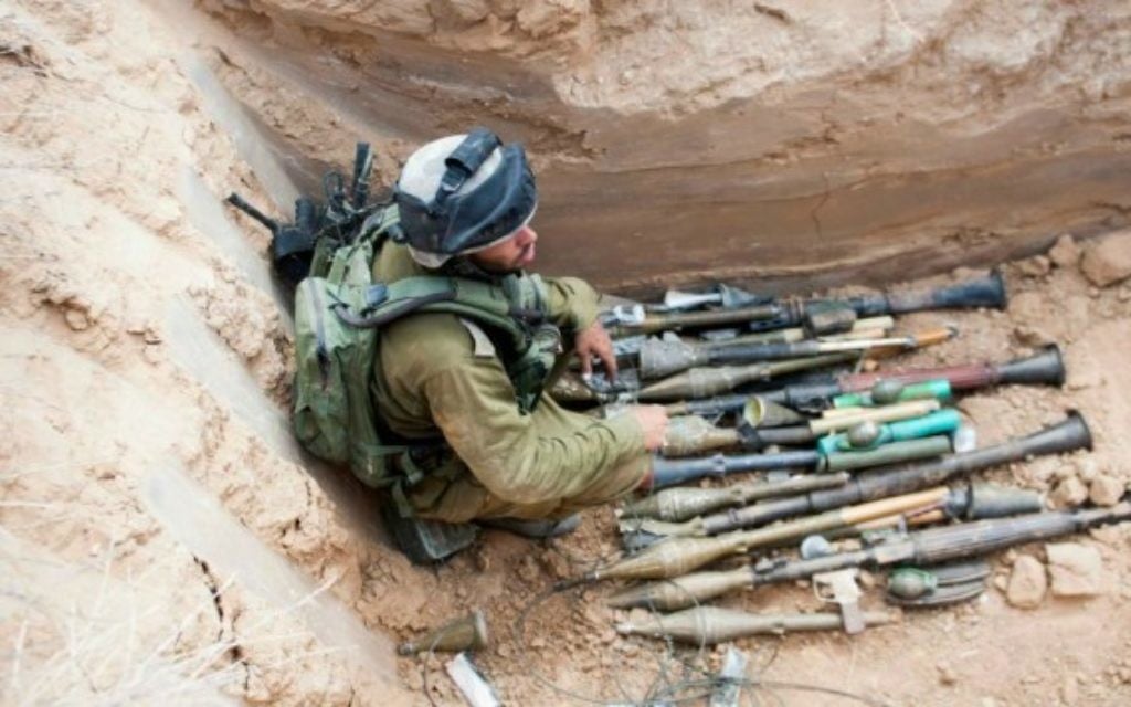 Les armes trouvées dans le tunnel de Sufa , le 17 juillet 2014 (Crédit : unité des portes-paroles de l'armée israélienne/Flash90) Les armes trouvées dans le tunnel de Sufa , le 17 juillet 2014 (Crédit : unité des portes-paroles de l'armée israélienne/Flash90)